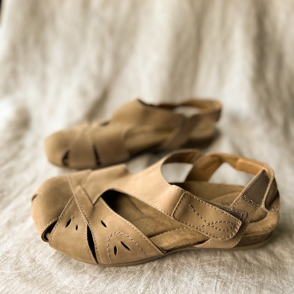 EARTH ORIGINS Birdine Suede Sandal in Tan